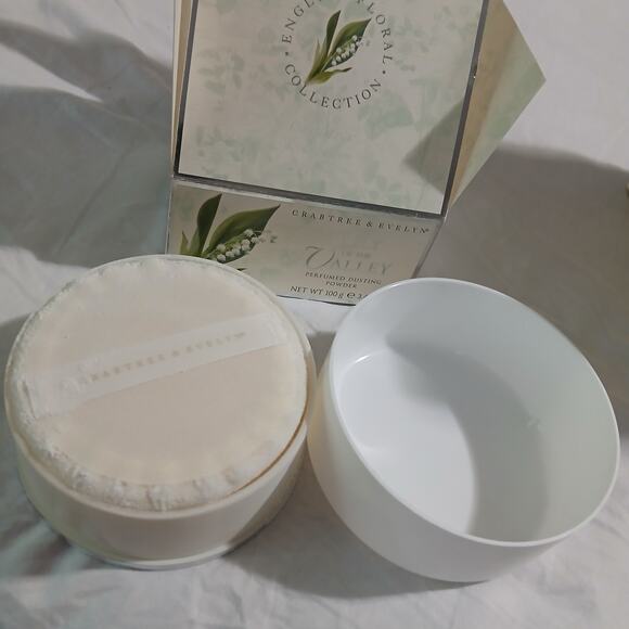 NIB Crabtree & Evelyn Lily of the Valley Perfumed Dusting Powder 3.4oz USA MADE - Picture 2 of 9